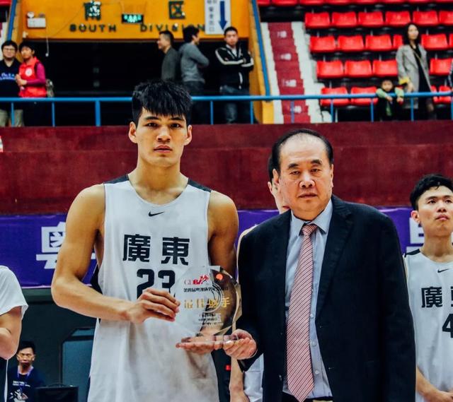 中国篮球协会副主席、广东省篮球协会会长刘克军为“最佳射手”陈国豪颁奖