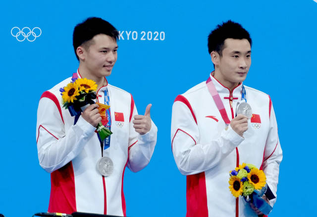 陈艾森/曹缘在东京奥运会收获一枚男子双人10米台银牌.