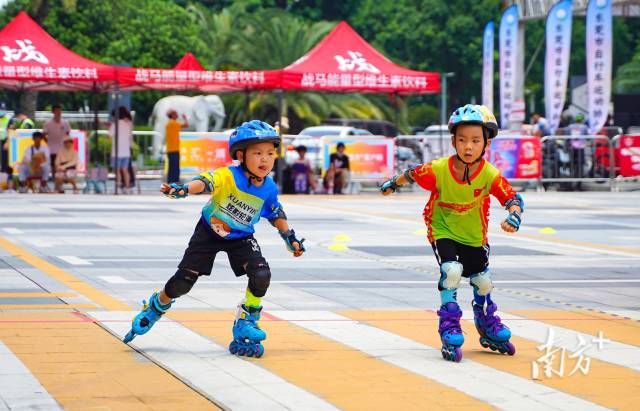 参加东莞时尚运动节速度轮滑项目的少儿选手展开角逐。