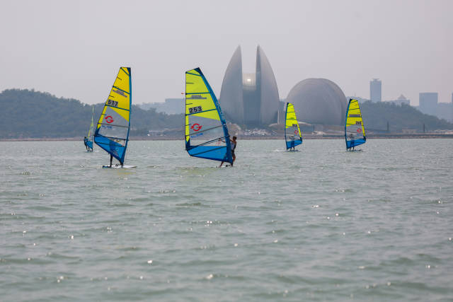 3月10日，广东省青少年帆船冠军赛在珠海市香洲区海天驿站凤凰湾海域拉开帷幕。
