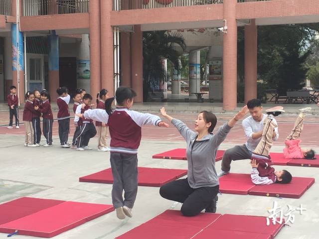  香洲十五小学生正在练习校园体操。