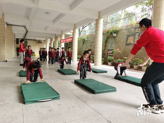 香洲二小学生正在练习校园体操。