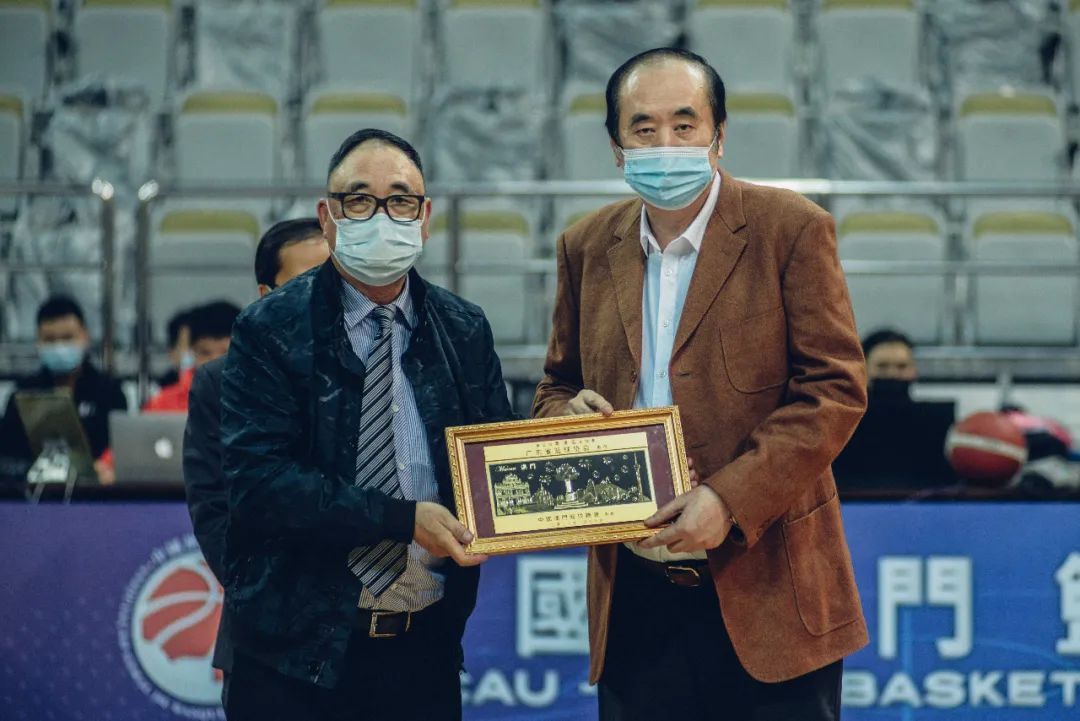 广东省篮球协会、中国澳门篮球总会交换纪念品