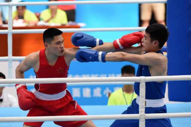 高林志（左）在上届全运会中收获56公斤级的冠军。资料图片