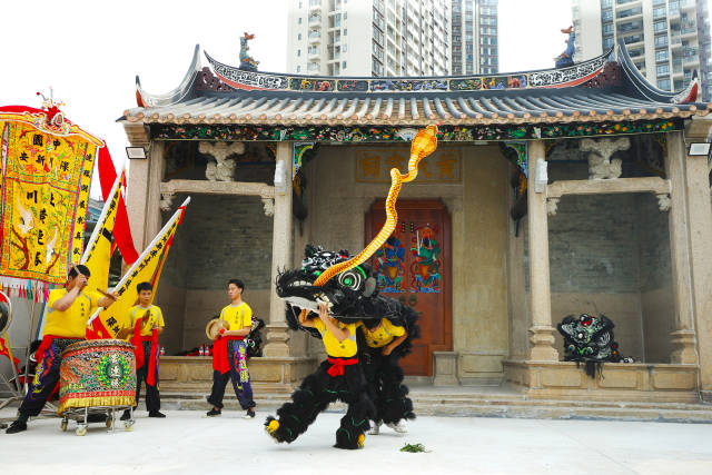 2019年，在黄氏宗祠门前，上川黄连胜醒狮武术团成员表演破阵舞蹈——破蛇阵，狮子将蛇高高甩起。