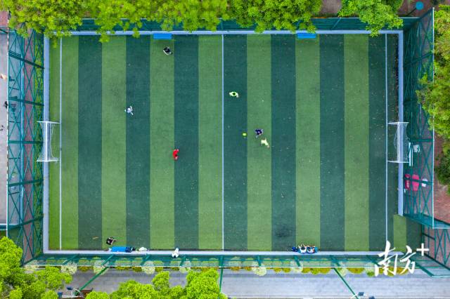 珠海大部分社区体育公园都配备了大小不一的足球设施，全部免费开放。钱文攀摄。