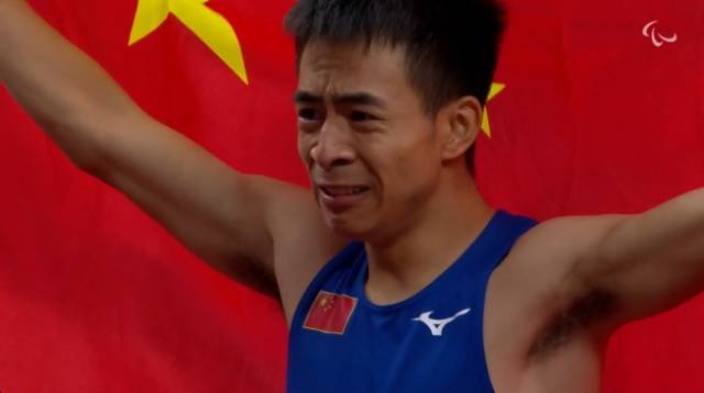 中国残疾人田径队健儿邓培程夺冠。