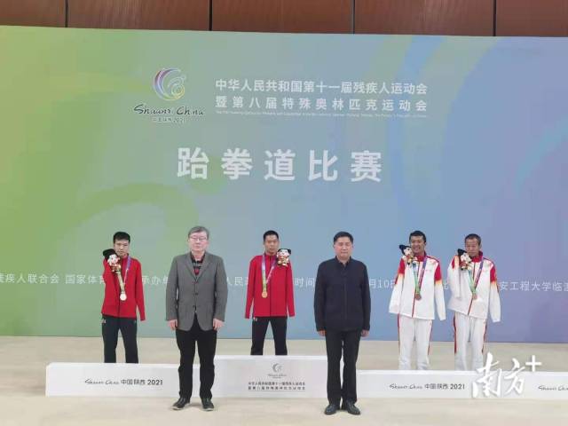 梁文雄、张世雄领奖。