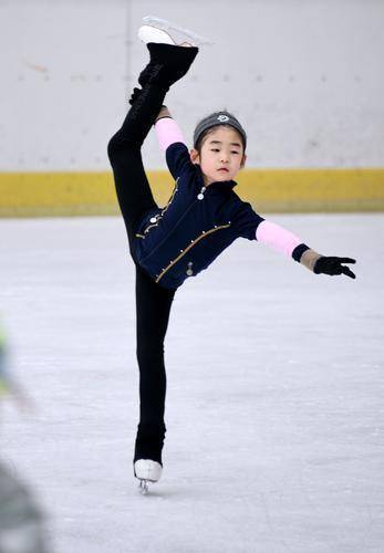 2月9日，一名儿童在北京朝阳大悦城的冰雪运动馆学习滑冰。新华社发