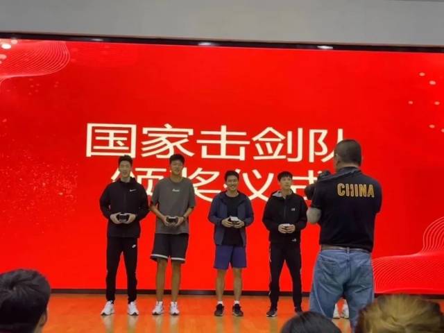 黄中铭（左一）。
