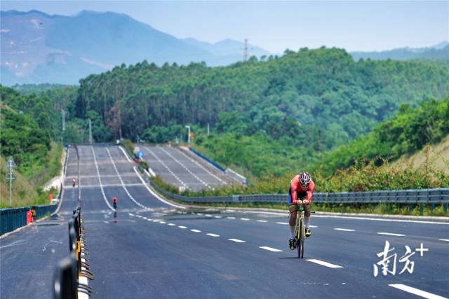 此次自行车（公路）测试赛在新建省道252线佛冈县城段进行。梁素雅 摄 