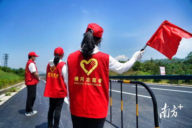 79名志愿者参加本次自行车测试赛志愿服务。梁素雅 摄