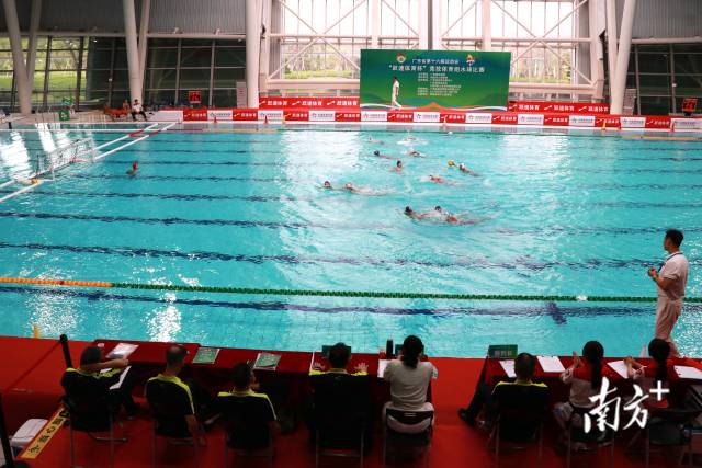 8月21日上午，省运会水球比赛在清远体育中心游泳馆启幕，迎来全省7支队伍共180名选手参与。 