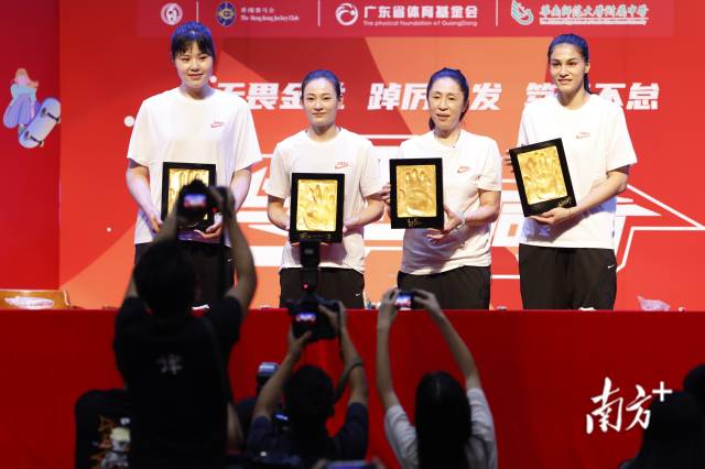 中国女篮主教练郑薇以及队员杨力维、李月汝、迪拉娜·迪里夏提。  南方+ 李细华 拍摄