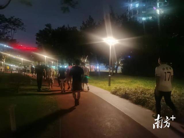 夜幕下天河公园的跑团。