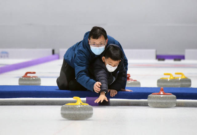 2023年1月23日，游客在“冰立方”冰上运动中心体验冰壶运动。新华社记者 任超 摄