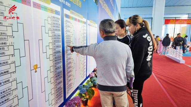 选手们研究赛事对阵表。珠江时报全媒体记者 吴志恒 摄