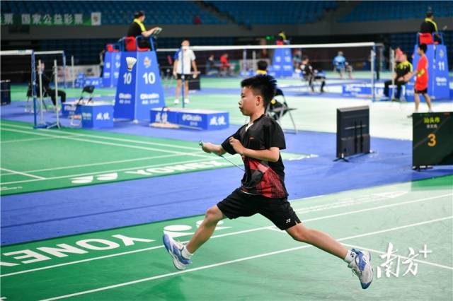 省运会羽毛球比赛现场，汕头小将李文亮飞扑击球。曾亮超 摄