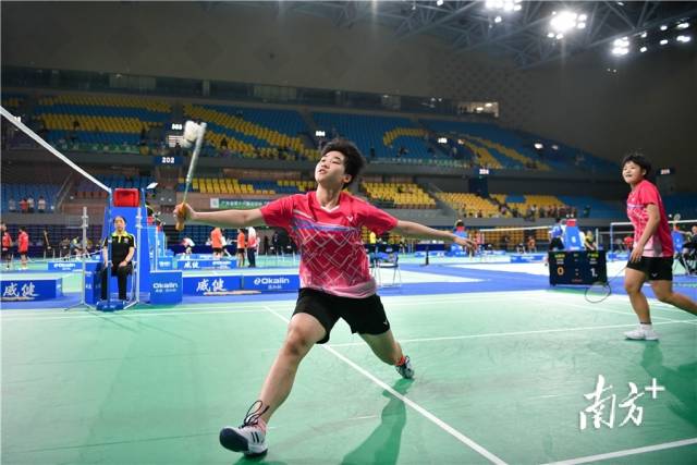 省运会羽毛球女子双打比赛现场，广州队员发挥出色。曾亮超 摄