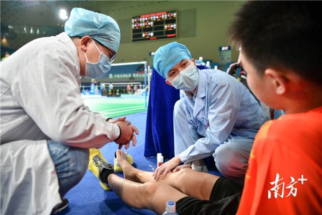 一名选手在比赛过程中扭伤腿部，医护人员迅速为其处理患处。曾亮超 摄