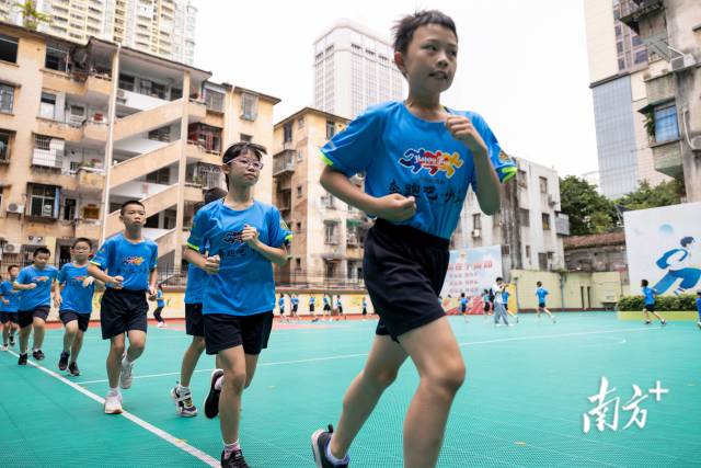 小运动员们慢跑热身中。