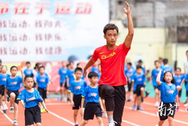 吴昊霖带领小运动员们训练。