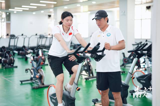 陈佳铭在教练指导下进行体能训练。