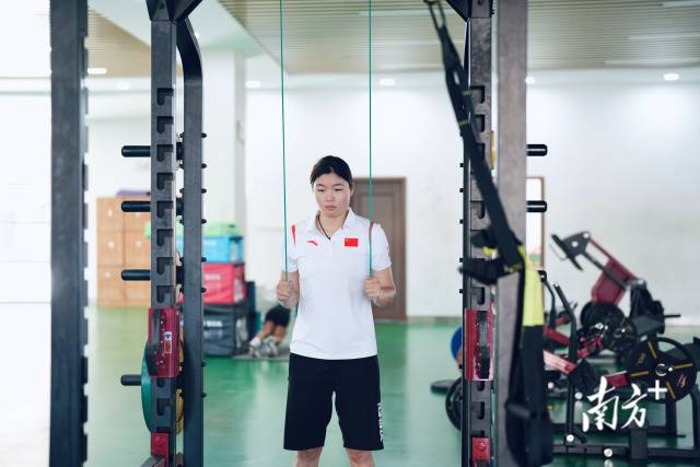 陈佳铭在进行体能训练。