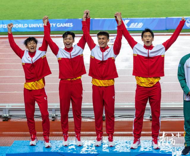 陈冠锋（左二）率队夺得成都大运会男子4X100米接力冠军。南方+记者 姚志豪 摄