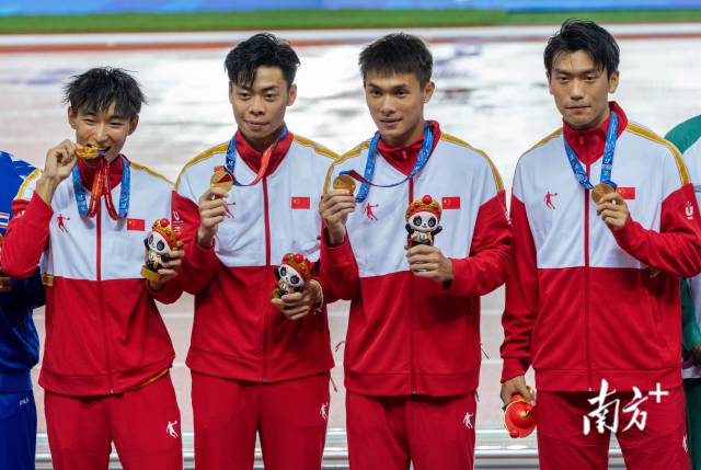 陈冠锋（左二）率队夺得成都大运会男子4X100米接力冠军。南方+记者 姚志豪 摄