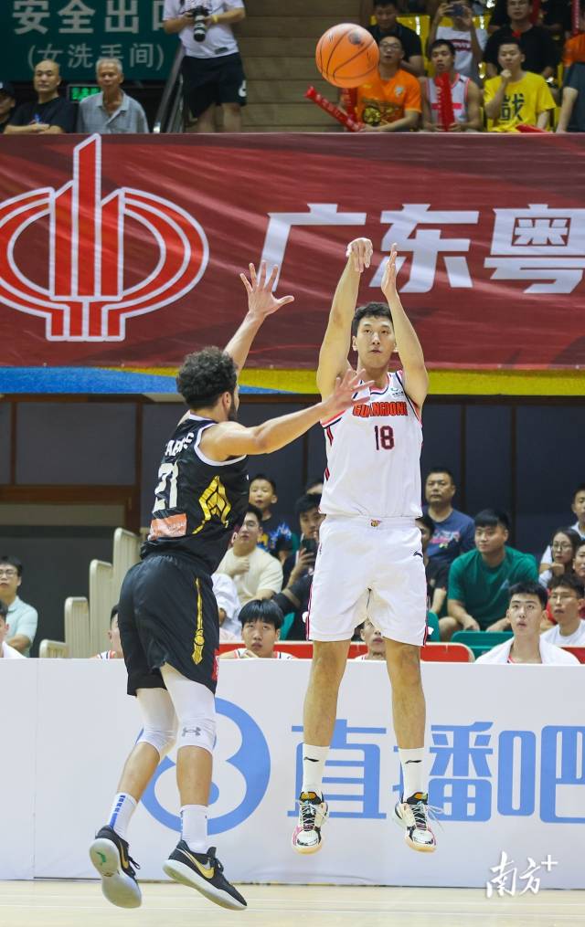 广东宏远18号球员杜润旺投篮。