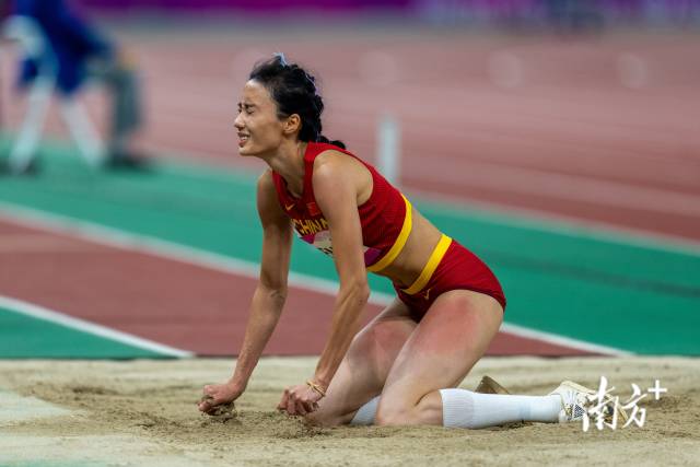 10月4日，亚运会女子三级跳远比赛中，来自广东的运动员曾蕊完成最后一跳心有不甘。