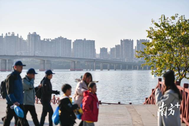 徒步爱好者齐齐走进清城，领略北江沿岸的山清水秀。南方+记者 曾亮超 摄