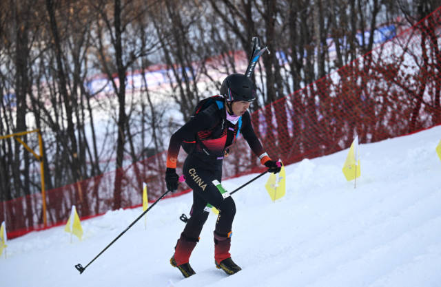1月30日，西藏选手玉珍拉姆在比赛中。当日，在内蒙古呼伦贝尔扎兰屯市金龙山滑雪场举行的第十四届全国冬季运动会滑雪登山公开组女子短距离比赛中，西藏选手玉珍拉姆获得冠军，这也是全冬会历史上首枚滑雪登山项目金牌。新华社记者 贝赫 摄