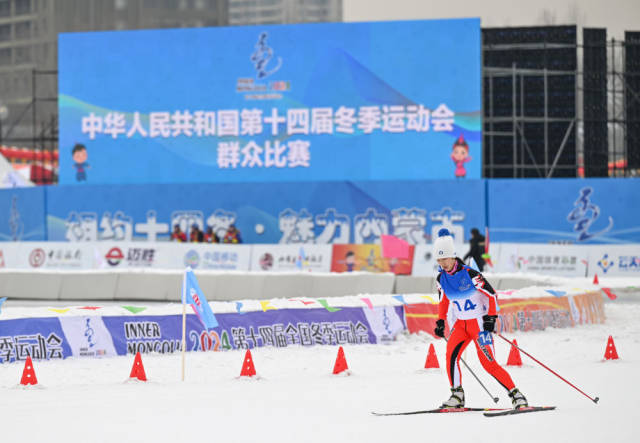 1月13日，黑龙江队选手宋雨迪在女子4X1公里团体接力（自由技术）比赛中。当日，第十四届全国冬季运动会群众越野滑雪比赛在内蒙古呼和浩特市东河冰场开赛。新华社记者 贝赫 摄