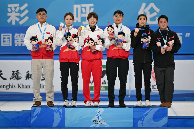 张楚桐（左三）在颁奖仪式上.JPG