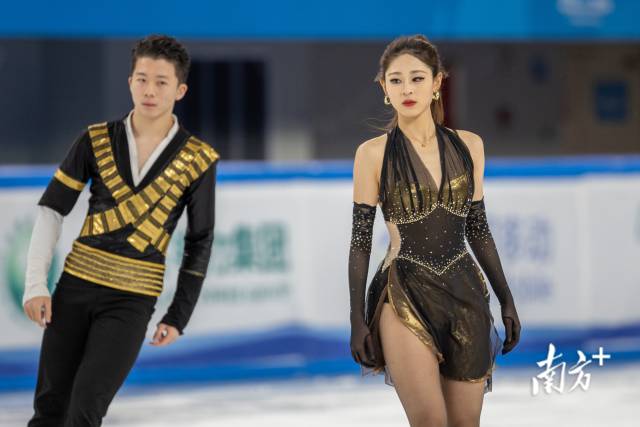 肖紫兮和何凌昊在2月21日花样滑冰团体赛冰上韵律舞蹈比赛中。